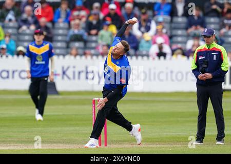 Bristol, Regno Unito, 9 giugno 2024. Il bowling Ollie Robinson del Sussex durante il Vitality Blast match del T20 tra Gloucestershire e Sussex Sharks. Crediti: Robbie Stephenson/Gloucestershire Cricket/Alamy Live News Foto Stock