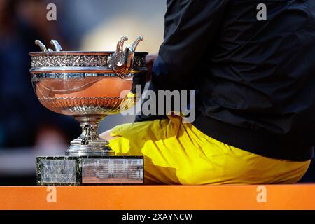 Parigi, Francia. 9 giugno 2024. Roland Garros, 09 giugno 2024: Carlos Alcaraz (ESP) con la Coppa dei Moschettieri durante gli Open di Francia 2024. Alamy Live News/corleve credito: Corleve/Alamy Live News Foto Stock