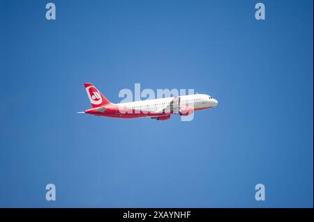 13.05.2024, Berlino, Deutschland, Europa - Ein Passagierflugzeug vom Typ Airbus A320-214 der Sundair in Alter Air-Berlin-Bemalung mit der Registrierung D-ASGK beim Start vom Flughafen Berlin Brandenburg BER. Sundair ist eine deutsche Linien- und Charterfluggesellschaft mit Sitz a Stralsund. *** 13 05 2024, Berlino, Germania, Europa Un aereo passeggeri Sundair Airbus A320 214 nella vecchia livrea di Air Berlin con la registrazione D ASGK decollo dall'aeroporto di Berlino Brandeburgo BER Sundair è una compagnia aerea di linea e charter tedesca con sede a Stralsund Foto Stock