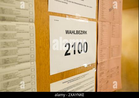 Lipsia - Wahlbeteiligung an Europa- und Kommunalwahl in der Messestadt bereits über 50 Prozent: Mehr Wähler als noch 2019 09.06.2024 gegen 15,30 UhrLeipzig, Volkmarsdorf/Connewitz a Lipsia, der einwohnerstärksten Stadt Sachsens, haben bis 14 Uhr rund 52,3 Prozent der Wahlberechtigten ihre Stimmen bei der Europawahl. Nor Fünf Jahren, im Jahr 2019, waren es nach Angaben der Stadt nur 42,2 Prozent der Stimmberechtigten. Die Wahllokale für Die Stimmabgabe wurden am Sonntag um 8 Uhr geöffnet, noch bis 18 Uhr können die Sachsen in knapp 3,600 Wahllokalen ihre Stimme abgeben. Wahlberecht Foto Stock