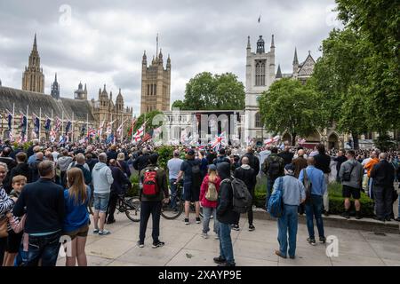 WESTMINSTER INGHILTERRA - 1 giugno 2024: Folla in una marcia per l'Inghilterra e contro la manifestazione di polizia a due livelli Foto Stock