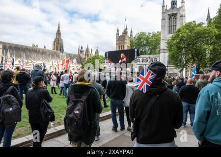 WESTMINSTER INGHILTERRA - 1 giugno 2024: Folla in una marcia per l'Inghilterra e contro la manifestazione di polizia a due livelli Foto Stock