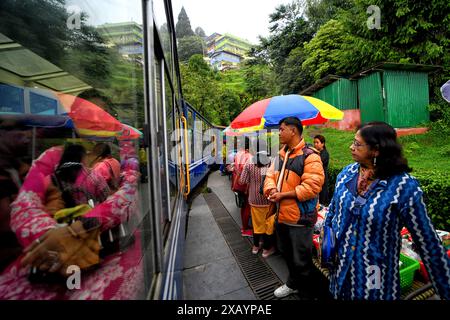 Un treno giocattolo si muove attraverso la città di Darjeeling . La Darjeeling Himalayan Railway, nota anche come "Toy Train", è un treno ferroviario a scartamento ridotto costruito tra il 1879 e il 1881. La ferrovia si sposta fino a un livello di altitudine di 2.200 metri (7.218 piedi). Quattro moderne locomotive diesel gestiscono la maggior parte dei servizi di linea; tuttavia i treni turistici giornalieri da Darjeeling a Ghum (la stazione ferroviaria più alta dell'India) sono gestiti dalle locomotive a vapore vintage di costruzione britannica classe B. Il DHR è stato dichiarato patrimonio dell'umanità dall'UNESCO nel 1999. (Foto di Avishek Das/SOPA Images/Sipa USA) Foto Stock