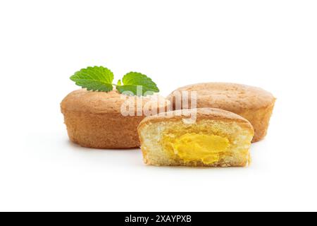 Mini torte ripiene di crema pasticcera isolate su bianco Foto Stock