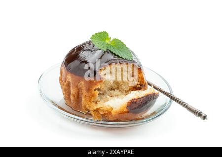 Rum baba decorato con cioccolato fondente isolato su bianco Foto Stock