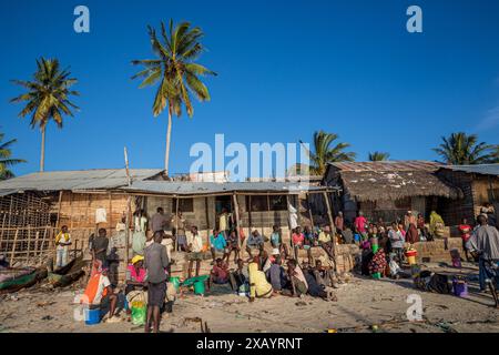 Mozambico, Cabo Delgado, Macímboa da Praia, gente in attesa del ritorno dei pescatori Foto Stock