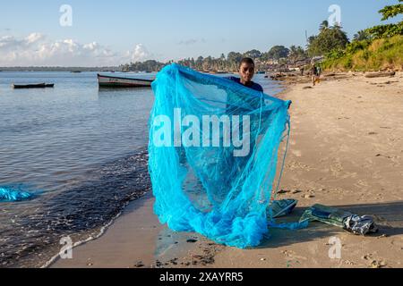 Mozambico, Cabo Delgado, Macímboa da Praia, gente che pesca con le zanzariere Foto Stock