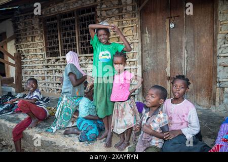 Mozambico, Cabo Delgado, Macímboa da Praia, gruppo di giovani Foto Stock