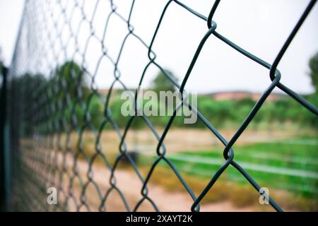 Sfondo realistico di recinzione a catena in una splendida giornata estiva di sole durante una passeggiata nella natura Foto Stock