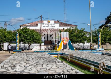 Mozambico, Cabo Delgado, Macímboa da Praia, piazza centrale con edificio governativo e monumento Foto Stock