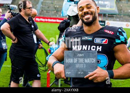 Unterhaching, Germania. 09. Giugno. 2024. European League of Football, ELF/ partita: I Lions di Praga ai Munich Ravens il 09. Giugno. 2024, nell'uhlsport PARK, Unterhaching, Germania, Man of the Match wurde RB # 33 Justin Rodney von den Munich Ravens. Crediti: Frank Baumert/Alamy Live News Foto Stock