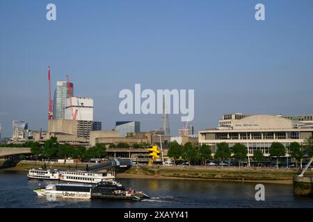 Una barca sul fiume Thames Clippers che passa davanti alla Royal Festival Hall, South Bank Centre, Londra, Regno Unito. 18 maggio 2024 Foto Stock