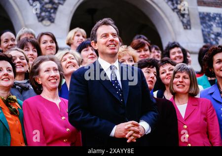 Il nuovo primo ministro laburista, Tony Blair, circondato da alcune delle 101 nuove parlamentari laburiste dopo la vittoria laburista nelle elezioni generali del 1997. Church House, Westminster, Londra, Regno Unito. 7 maggio 1997 Foto Stock