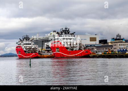 Navi gemelle in mare aperto AHTS che trattano navi da traino KL Sandefjord e KL Saltfjord presso la banchina Dokksskjaerskaien (Dokkeskjærskaien), nel porto o Foto Stock