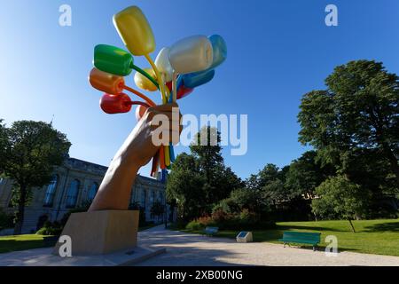 Bouquet di sculture tulipani dell'artista americano Jeff Koons, che si trova all'esterno del Petit Palais di Parigi, Francia. È uno dei più grandi di Koons Foto Stock
