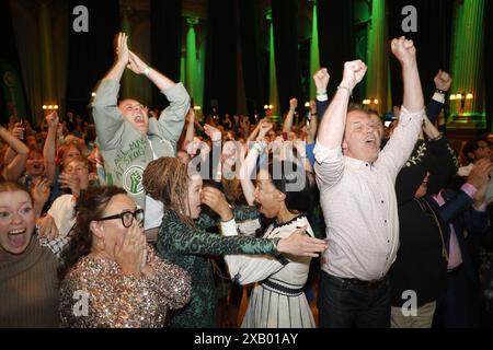 Stoccolma, Svezia. 9 giugno 2024. La segretaria del partito dei Verdi Katrin Wissing, la portavoce Amanda Lind e le candidate più alte Alice Bah Kuhnke e Pär Holmgren festeggiano insieme ad altri membri del Partito dei Verdi quando i risultati del sondaggio dei seggi giungono alla vigilia del Partito Verde a Nalen a Stoccolma. Foto: Nicklas Thegerström/TT/codice 12038 credito: TT News Agency/Alamy Live News Foto Stock