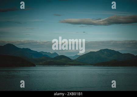 Scopri la tranquillità delle maestose montagne dell'Alaska, catturate in un paesaggio sereno e mozzafiato. Perfetto per gli amanti della natura e dei viaggi Foto Stock