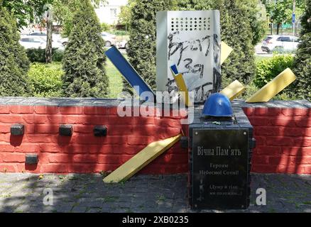 Kiev, Ucraina 27 aprile 2024: Monumento ai cento celesti nel distretto Darnitsky della città di Kiev Foto Stock