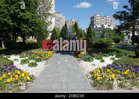 Kiev, Ucraina 27 aprile 2024: Monumento ai cento celesti nel distretto Darnitsky della città di Kiev Foto Stock