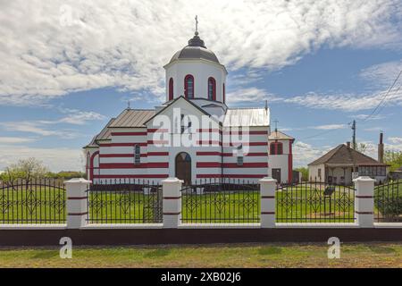 Sabac, Serbia - 4 aprile 2024: Chiesa ortodossa serba del Santo imperatore Costantino e dell'imperatrice Elena a Debrc. Foto Stock