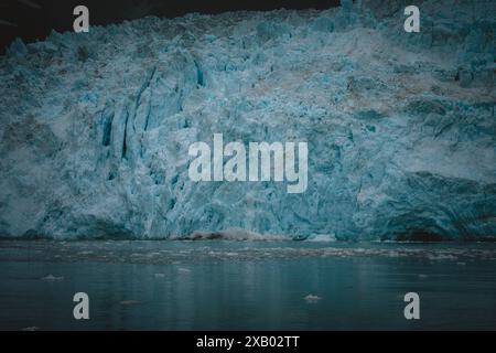 Immergiti nella bellezza mozzafiato di un ghiacciaio dell'Alaska. Questa immagine ad alta risoluzione cattura la maestosità serena e le intricate formazioni di ghiaccio Foto Stock