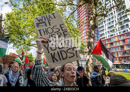 Rotterdam, Olanda meridionale, Paesi Bassi. 9 giugno 2024. Un dimostratore ha un cartello con la scritta "e se quelli fossero i tuoi figli?" Con una bandiera palestinese sul cartello. Il 9 giugno 2024, protestando contro le recenti misure e la violenza di Rafah da parte di Israele, i manifestanti filo-palestinesi hanno marciato attraverso Rotterdam, Paesi Bassi. (Credit Image: © James Petermeier/ZUMA Press Wire) SOLO PER USO EDITORIALE! Non per USO commerciale! Foto Stock