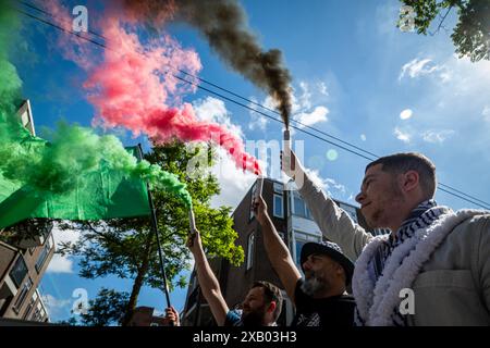 Rotterdam, Olanda meridionale, Paesi Bassi. 9 giugno 2024. Tre manifestanti reggono fumosità con i colori della bandiera palestinese. Il 9 giugno 2024, protestando contro le recenti misure e la violenza di Rafah da parte di Israele, i manifestanti filo-palestinesi hanno marciato attraverso Rotterdam, Paesi Bassi. (Credit Image: © James Petermeier/ZUMA Press Wire) SOLO PER USO EDITORIALE! Non per USO commerciale! Foto Stock