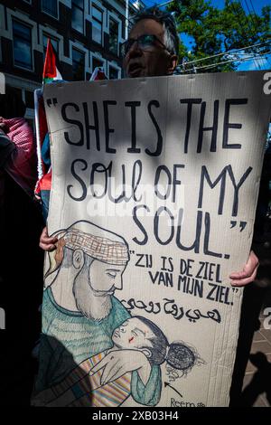 Rotterdam, Olanda meridionale, Paesi Bassi. 9 giugno 2024. Il 9 giugno 2024, un manifestante ha un cartello raffigurante un uomo che tiene in braccio un bambino morto e legge "She is the Soul of My Soul" (lei è l'anima della mia anima), protestando contro le recenti misure e la violenza di Rafah da parte di Israele, i manifestanti filo-palestinesi hanno marciato attraverso Rotterdam, Paesi Bassi. (Credit Image: © James Petermeier/ZUMA Press Wire) SOLO PER USO EDITORIALE! Non per USO commerciale! Foto Stock