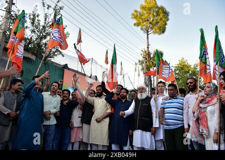 Srinagar, India. 9 giugno 2024. I sostenitori del Bharatiya Janata Party (BJP) gridano slogan mentre celebrano la cerimonia di giuramento di Narendra modi come primo ministro per il terzo mandato consecutivo a Srinagar. Narendra modi, leader del Partito nazionalista indù Bharatiya Janata (BJP), ha prestato giuramento come primo ministro indiano per la terza volta. La cerimonia si è svolta a Rashtrapati Bhavan, nella capitale indiana nuova Delhi. Il leader di 73 anni è solo il secondo primo ministro indiano a mantenere il potere per un terzo mandato. Credito: SOPA Images Limited/Alamy Live News Foto Stock