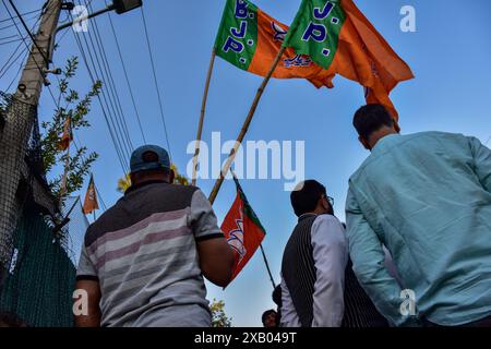 Srinagar, India. 9 giugno 2024. I sostenitori del Bharatiya Janata Party (BJP) gridano slogan mentre celebrano la cerimonia di giuramento di Narendra modi come primo ministro per il terzo mandato consecutivo a Srinagar. Narendra modi, leader del Partito nazionalista indù Bharatiya Janata (BJP), ha prestato giuramento come primo ministro indiano per la terza volta. La cerimonia si è svolta a Rashtrapati Bhavan, nella capitale indiana nuova Delhi. Il leader di 73 anni è solo il secondo primo ministro indiano a mantenere il potere per un terzo mandato. Credito: SOPA Images Limited/Alamy Live News Foto Stock