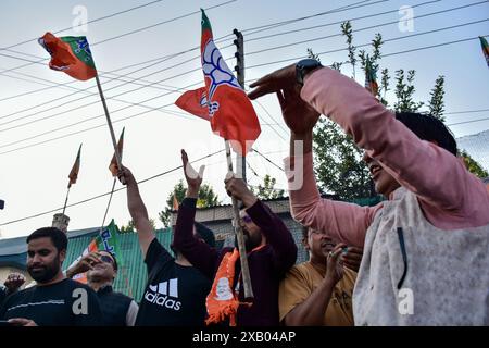 Srinagar, India. 9 giugno 2024. I sostenitori del Bharatiya Janata Party (BJP) gridano slogan mentre celebrano la cerimonia di giuramento di Narendra modi come primo ministro per il terzo mandato consecutivo a Srinagar. Narendra modi, leader del Partito nazionalista indù Bharatiya Janata (BJP), ha prestato giuramento come primo ministro indiano per la terza volta. La cerimonia si è svolta a Rashtrapati Bhavan, nella capitale indiana nuova Delhi. Il leader di 73 anni è solo il secondo primo ministro indiano a mantenere il potere per un terzo mandato. Credito: SOPA Images Limited/Alamy Live News Foto Stock