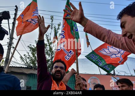 Srinagar, India. 9 giugno 2024. I sostenitori del Bharatiya Janata Party (BJP) gridano slogan mentre celebrano la cerimonia di giuramento di Narendra modi come primo ministro per il terzo mandato consecutivo a Srinagar. Narendra modi, leader del Partito nazionalista indù Bharatiya Janata (BJP), ha prestato giuramento come primo ministro indiano per la terza volta. La cerimonia si è svolta a Rashtrapati Bhavan, nella capitale indiana nuova Delhi. Il leader di 73 anni è solo il secondo primo ministro indiano a mantenere il potere per un terzo mandato. Credito: SOPA Images Limited/Alamy Live News Foto Stock