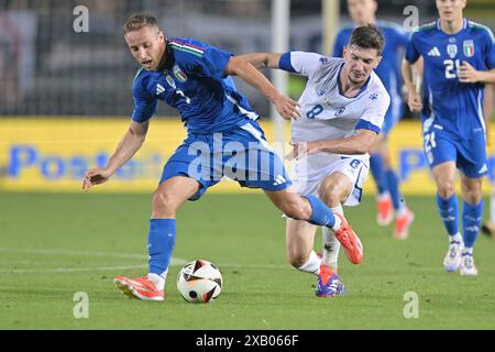 Stadio Carlo Castellani, Empoli, Italia. 9 giugno 2024. International Football Friendly, Italia contro Bosnia Erzegovina; Davide Frattesi dell'Italia sfidato da Armin Gigovic della Bosnia ed Erzegovina Credit: Action Plus Sports/Alamy Live News Foto Stock