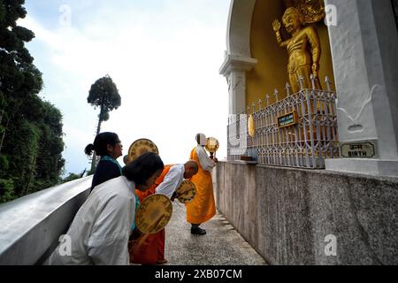 Darjeeling, Bengala Occidentale, India. 8 giugno 2024. I monaci buddisti pregano di fronte all'idolo di Lord Budhha a Peace Pagoda, Darjeeling. (Immagine di credito: © Avishek Das/SOPA Images via ZUMA Press Wire) SOLO PER USO EDITORIALE! Non per USO commerciale! Foto Stock