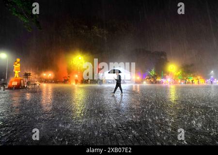 Darjeeling, Bengala Occidentale, India. 7 giugno 2024. Un uomo cammina con un ombrello durante le forti precipitazioni al Mall Road Darjeeling. (Immagine di credito: © Avishek Das/SOPA Images via ZUMA Press Wire) SOLO PER USO EDITORIALE! Non per USO commerciale! Foto Stock