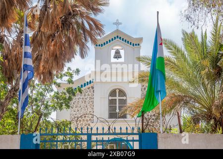Chiesa di San Costantino e Elena, tempio bianco greco-ortodosso con palme e bandiere su ogni lato, città di Gibuti, Gibuti, Corno d'Africa Foto Stock