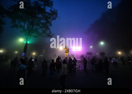 Darjeeling, Bengala Occidentale, India. 8 giugno 2024. La gente si riunisce a Mall Road of Darjeeling durante una serata nebbiosa (immagine di credito: © Avishek Das/SOPA Images via ZUMA Press Wire) SOLO PER USO EDITORIALE! Non per USO commerciale! Foto Stock