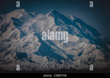 Scopri la bellezza mozzafiato dei maestosi ghiacciai dell'Alaska. Questo incredibile primo piano mostra i dettagli intricati delle cime innevate e dei pris Foto Stock