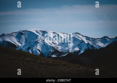 Scopri la maestosa bellezza delle montagne innevate dell'Alaska, con le loro aspre vette e le incontaminate coperte bianche, perfette per la natura e per gli adulti Foto Stock