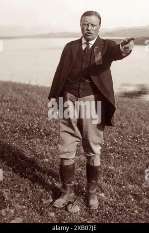 Il presidente degli Stati Uniti Theodore "Teddy" Roosevelt (1858-1919), in piedi e puntando lungo il litorale a Roosevelt, Arizona, il 13 aprile 1911 o intorno. (USA) Foto Stock