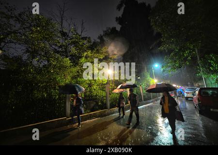 Darjeeling, India. 7 giugno 2024. Un gruppo di persone entra in forti piogge al Mall Road Darjeeling. (Foto di Avishek Das/SOPA Images/Sipa USA) credito: SIPA USA/Alamy Live News Foto Stock