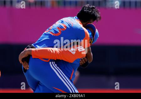 Eisenhower Park, Stati Uniti. 9 giugno 2024. L'indiano Hardik Pandya festeggia con i compagni di squadra dopo che l'India ha affrontato un wicket nella partita India-Pakistan nel gruppo A alla Coppa del mondo T20 maschile ICC 2024 al Nassau County International Cricket Stadium all'Eisenhower Park domenica 9 giugno 2024 a New York. L'India ha battuto il Pakistan per sei punti. I vincitori della Coppa del mondo T20 2024 dell'ICC maschile riceveranno il più alto importo nella storia del torneo. Foto di John Angelillo/UPI credito: UPI/Alamy Live News Foto Stock