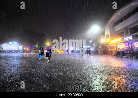 Darjeeling, India. 7 giugno 2024. La gente entra in forte pioggia al Mall Road Darjeeling. (Foto di Avishek Das/SOPA Images/Sipa USA) credito: SIPA USA/Alamy Live News Foto Stock