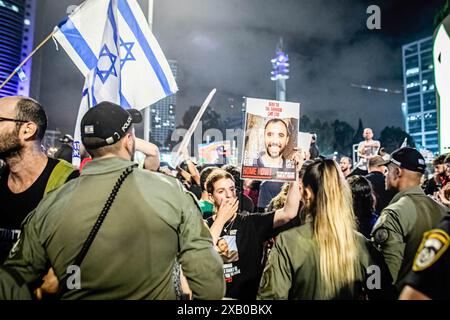 Tel Aviv, Israele. 8 giugno 2024. Un manifestante ha un cartello con l'immagine di tal Shoham, tenuto in ostaggio da Hamas a Gaza durante una manifestazione. Migliaia di manifestanti si sono riuniti in diverse località di Israele sabato sera chiedendo un accordo con gli ostaggi e nuove elezioni poche ore dopo la notizia del salvataggio dei quattro ostaggi Ã Noa Argamani, Almog Meir Jan, Andrey Kozlov e Shlomi Ziv Ã. (Credit Image: © Eyal Warshavsky/SOPA Images via ZUMA Press Wire) SOLO PER USO EDITORIALE! Non per USO commerciale! Foto Stock