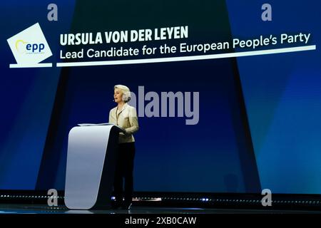 Bruxelles, Belgio. 9 giugno 2024. Il presidente della Commissione europea e candidato principale del PPE Ursula von der Leyen parla alla stampa durante un evento serale al Parlamento europeo a Bruxelles nell'ambito delle elezioni del Parlamento europeo del 9 giugno 2024. Crediti: ALEXANDROS MICHAILIDIS/Alamy Live News Foto Stock