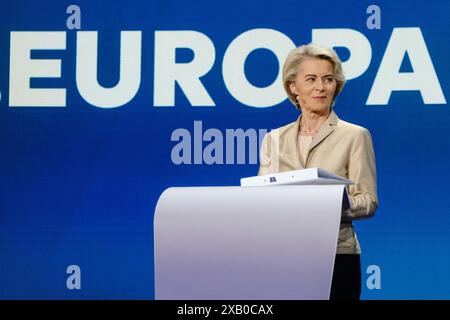 Bruxelles, Belgio. 9 giugno 2024. Il presidente della Commissione europea e candidato principale del PPE Ursula von der Leyen parla alla stampa durante un evento serale al Parlamento europeo a Bruxelles nell'ambito delle elezioni del Parlamento europeo del 9 giugno 2024. Crediti: ALEXANDROS MICHAILIDIS/Alamy Live News Foto Stock