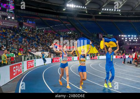 Roma, Italia. 9 giugno 2024. ROMA, ITALIA - 9 GIUGNO: Angelina Topic della Serbia, Jaroslava Mahuchikh dell'Ucraina e Iryna Gerashchenko dell'Ucraina festeggia con le bandiere dopo aver gareggiato nelle alte Jump femminili durante la terza giornata dei Campionati europei di atletica leggera - Roma 2024 allo Stadio Olimpico il 9 giugno 2024 a Roma. (Foto di Joris Verwijst/Agenzia BSR) credito: Agenzia BSR/Alamy Live News Foto Stock