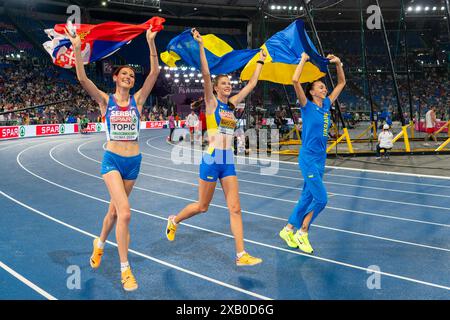 Roma, Italia. 9 giugno 2024. ROMA, ITALIA - 9 GIUGNO: Angelina Topic della Serbia, Jaroslava Mahuchikh dell'Ucraina e Iryna Gerashchenko dell'Ucraina festeggia con le bandiere dopo aver gareggiato nelle alte Jump femminili durante la terza giornata dei Campionati europei di atletica leggera - Roma 2024 allo Stadio Olimpico il 9 giugno 2024 a Roma. (Foto di Joris Verwijst/Agenzia BSR) credito: Agenzia BSR/Alamy Live News Foto Stock