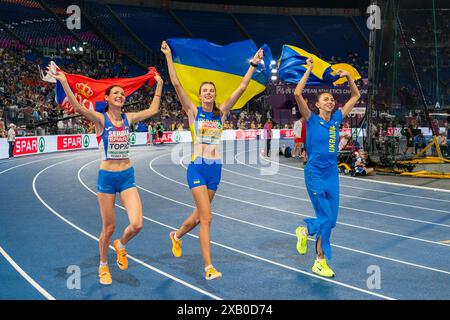 Roma, Italia. 9 giugno 2024. ROMA, ITALIA - 9 GIUGNO: Angelina Topic della Serbia, Jaroslava Mahuchikh dell'Ucraina e Iryna Gerashchenko dell'Ucraina festeggia con le bandiere dopo aver gareggiato nelle alte Jump femminili durante la terza giornata dei Campionati europei di atletica leggera - Roma 2024 allo Stadio Olimpico il 9 giugno 2024 a Roma. (Foto di Joris Verwijst/Agenzia BSR) credito: Agenzia BSR/Alamy Live News Foto Stock