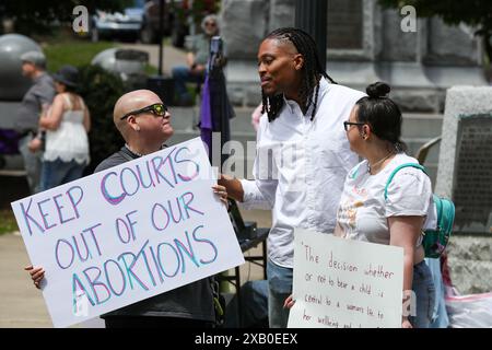 Danville, Stati Uniti. 9 giugno 2024. Il rappresentante dello stato della Pennsylvania Malcolm Kenyatta (centro) accoglie le persone ad un raduno dei diritti di aborto nel Memorial Park di Danville, Pa. Domenica 9 giugno 2024. Kenyatta è il candidato democratico per il Pennsylvania Auditor General. (Foto di Paul Weaver/Sipa USA) credito: SIPA USA/Alamy Live News Foto Stock